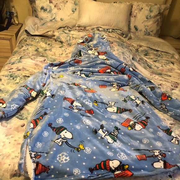 Charlotte Russe Christmas Snoopy Hooded Sherpa Lounger - Picture 4 of 9